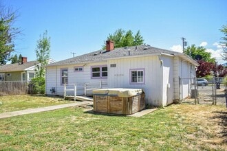 924 Mount Pitt Ave in Medford, OR - Building Photo - Building Photo