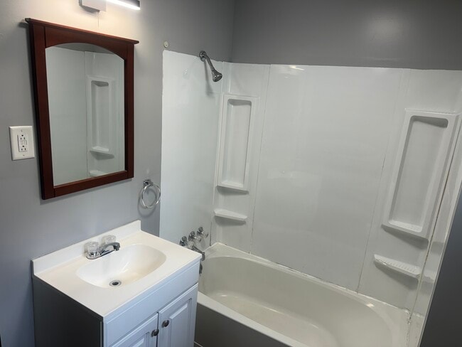 210 Locust Ave, Unit 6