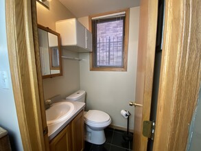 2442 W Fillmore St, Unit 1 in Chicago, IL - Foto de edificio - Building Photo