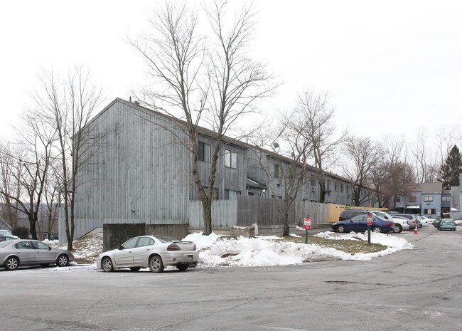 Crestwood Hill Estates in Waterbury, CT - Foto de edificio - Building Photo