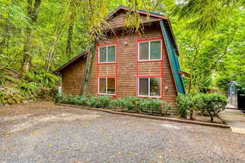 25625 E Salmon River Rd in Welches, OR - Building Photo