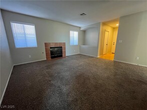 7304 Silver Ridge Dr in Las Vegas, NV - Building Photo - Building Photo