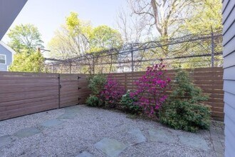 60 Cameron St, Unit 2 in Brookline, MA - Foto de edificio - Building Photo