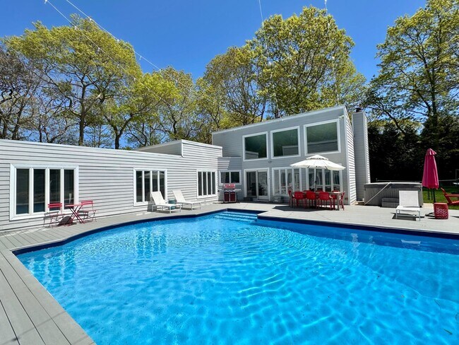 property at 5 Lakewood Ln