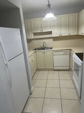 6950 Miami Gardens Dr, Unit 2-308 in Hialeah, FL - Building Photo - Building Photo