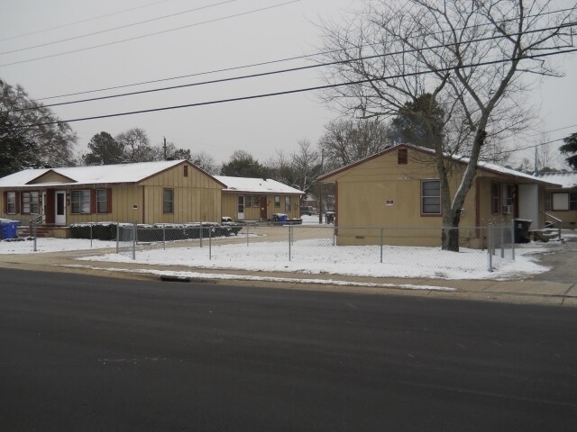 410 Lake Ave in Spring Lake, NC - Foto de edificio