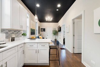 330 W Evergreen Ave, Unit CH in Chicago, IL - Building Photo - Building Photo