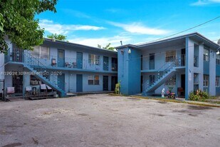 220 NW 16th St in Miami, FL - Building Photo