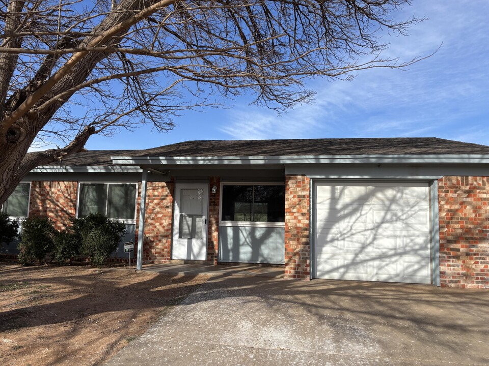 7406 Globe Ave in Lubbock, TX - Building Photo