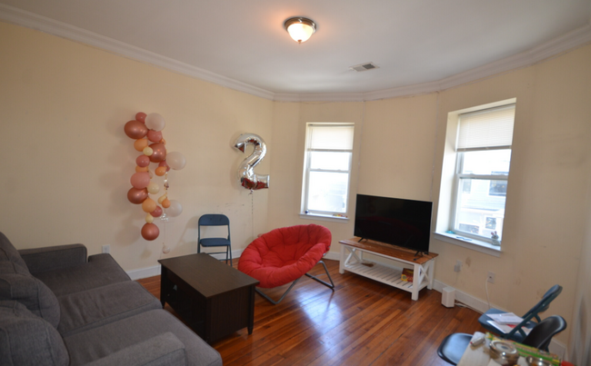 191 Boylston St, Unit 2