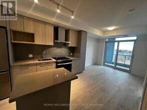 500 Plains Rd E in Burlington, ON - Building Photo - Building Photo