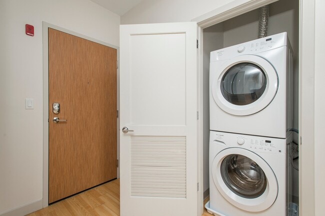 211 W 2nd St, Unit 1 Bedroom in Boston, MA - Building Photo - Building Photo