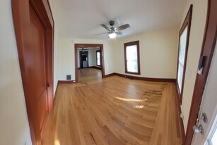 402 Hartwell Ave, Unit Floor one in East Syracuse, NY - Building Photo