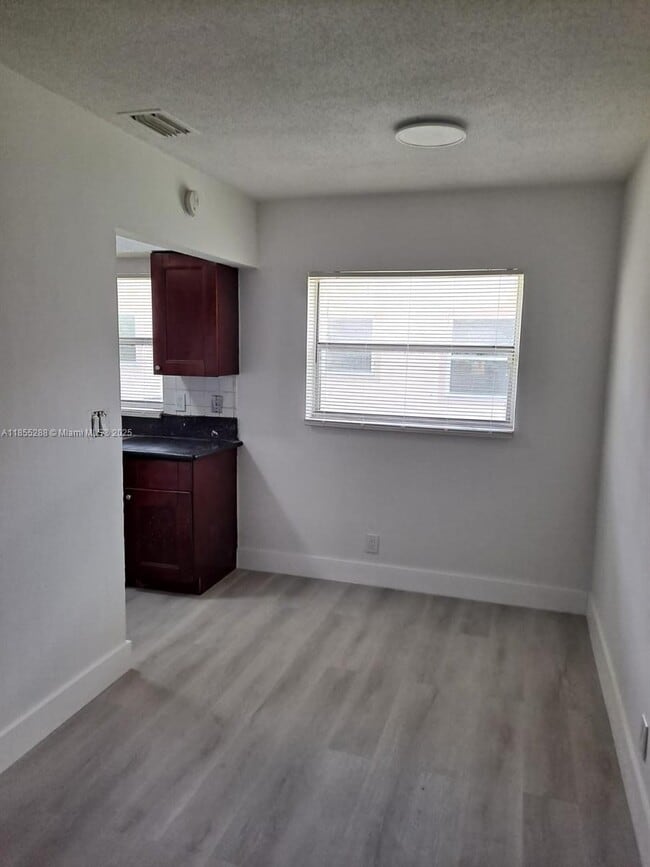 4090 NW 31st Terrace in Lauderdale Lakes, FL - Foto de edificio - Building Photo