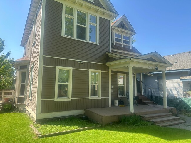 2025 W Mallon Ave