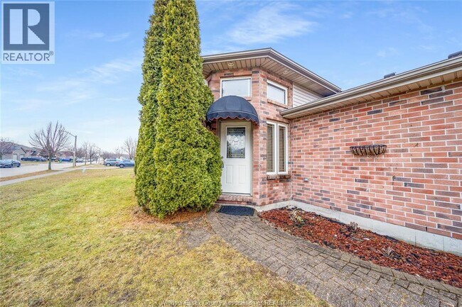 4304 Showdown Ave in Windsor, ON - Building Photo - Building Photo