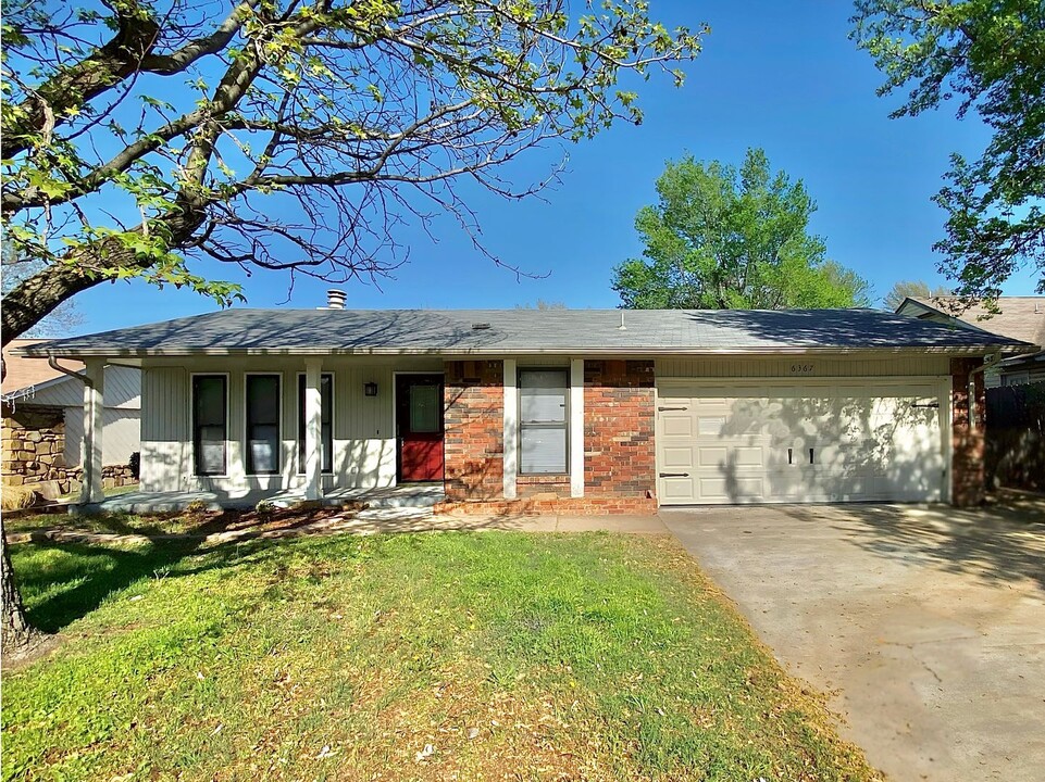 6367 S 29th W Pl in Tulsa, OK - Foto de edificio