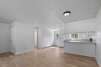 1912 S Juniper St in Nampa, ID - Foto de edificio - Building Photo