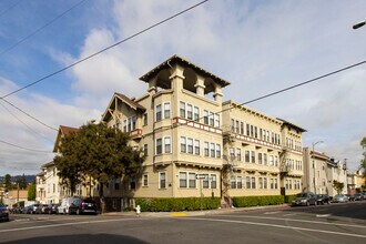 Vue De Lac Apartments in Oakland, CA - Building Photo - Building Photo