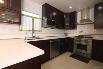 2 Pell Terrace in Garden City, NY - Building Photo - Building Photo