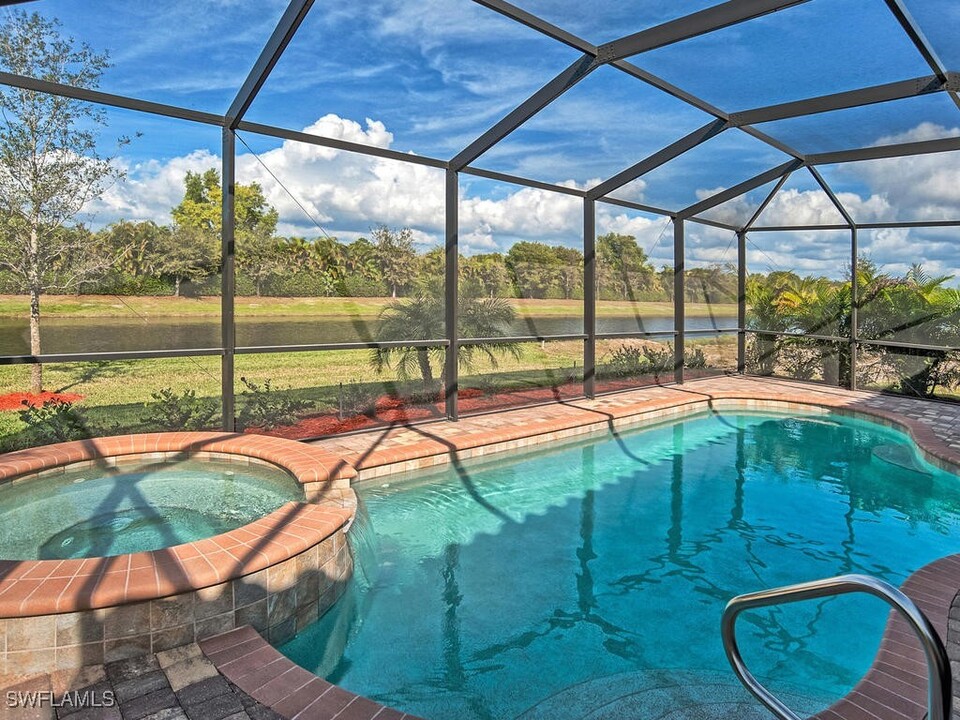 2850 Aviamar Cir in Naples, FL - Building Photo