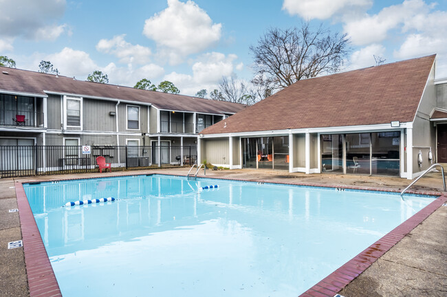 Charter Oak Apartments and Townhomes in Memphis, TN - Building Photo - Building Photo