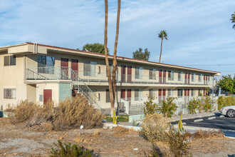 100 W Via Olivera in Palm Springs, CA - Building Photo - Building Photo