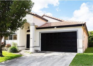 1470 SW 106th Ave in Pembroke Pines, FL - Building Photo - Building Photo