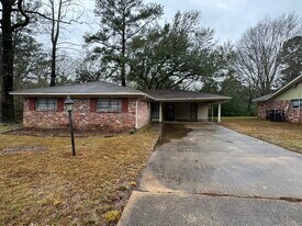 2235 Scanlon Dr in Jackson, MS - Building Photo