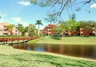1740 Palm Cove Blvd in Delray Beach, FL - Foto de edificio - Building Photo