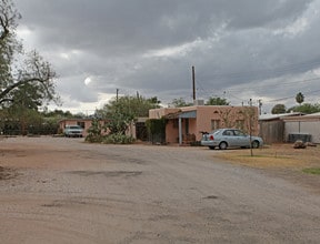 1446 E Blacklidge Dr in Tucson, AZ - Building Photo - Building Photo