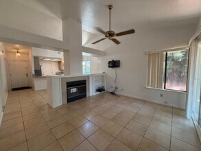 6821 Springmont Dr in Elk Grove, CA - Building Photo - Building Photo