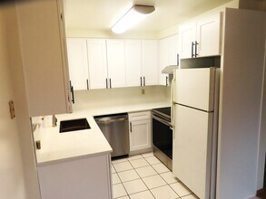 5220 Sand Point Way NE, Unit #1 in Seattle, WA - Foto de edificio - Building Photo