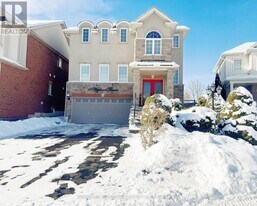 10 Highland Terrace in Bradford West Gwillimbury, ON - Building Photo