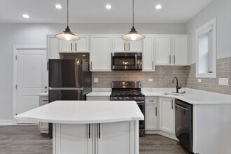 1060 W Glenlake Ave in Chicago, IL - Building Photo - Building Photo