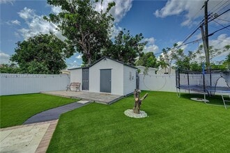 531 NW 76th Ter in Pembroke Pines, FL - Building Photo - Building Photo