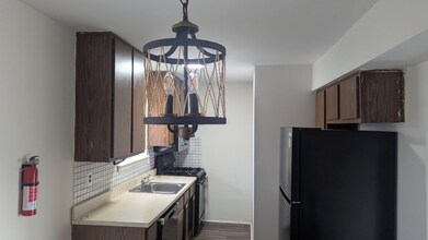 1204 N Oaks Blvd in North Brunswick, NJ - Building Photo - Building Photo