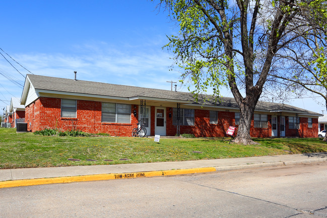 Adair Apartments in Norman, OK - Building Photo - Building Photo