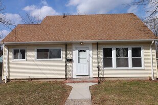 380 Holcomb St in Hartford, CT - Building Photo