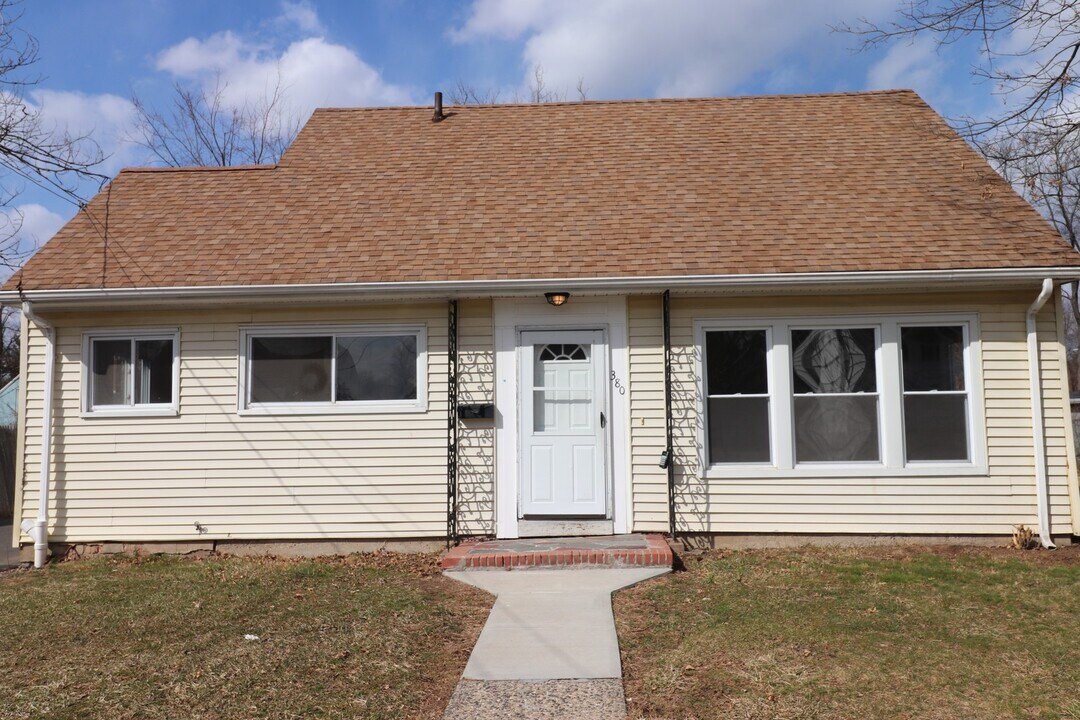 380 Holcomb St in Hartford, CT - Building Photo