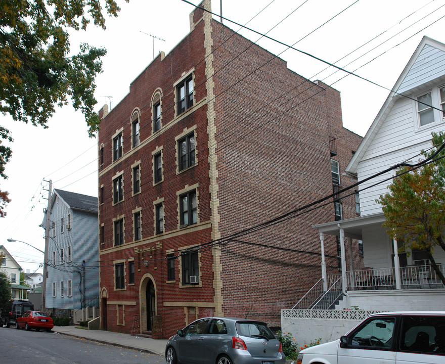 10 Parker St in Port Chester, NY - Foto de edificio