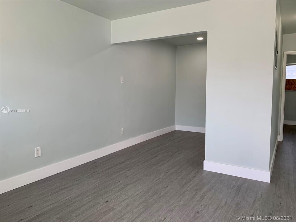 809 NW 7th Ave-Unit -2 in Hallandale Beach, FL - Building Photo