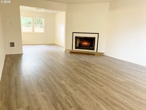 15421 SE Stark Street in Portland, OR - Building Photo - Building Photo