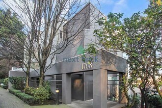 1768 Aurora Ave N in Seattle, WA - Foto de edificio - Building Photo
