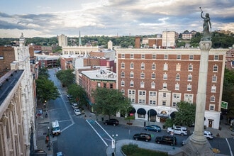 Hendrick Hudson in Troy, NY - Foto de edificio - Building Photo