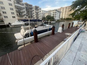 3915 NE 168th St in North Miami Beach, FL - Foto de edificio - Building Photo