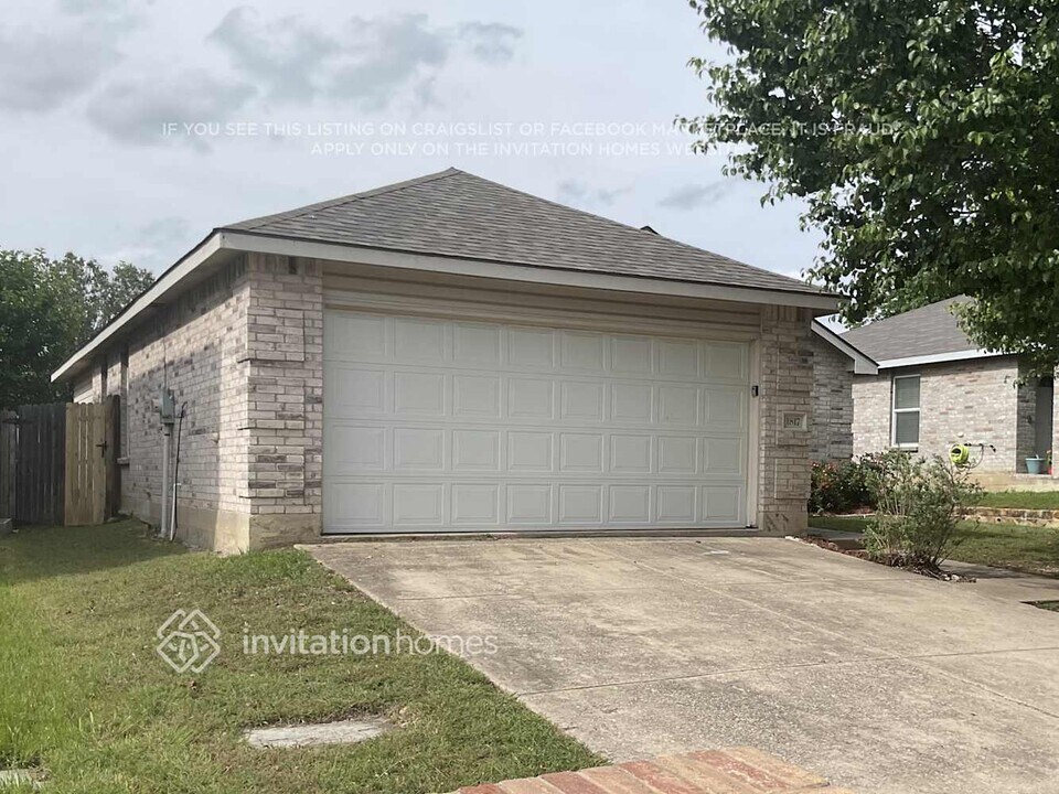 1817 Diamond Lake Trail in Justin, TX - Building Photo