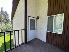 1445 Vega Cir, Unit Apt 4 in Idaho Falls, ID - Foto de edificio - Building Photo