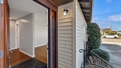 2476 Fiji Way in San Leandro, CA - Building Photo - Building Photo