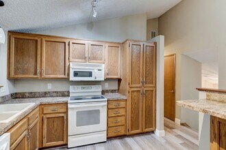 1526 SW Robertson Dr in Oak Harbor, WA - Foto de edificio - Building Photo